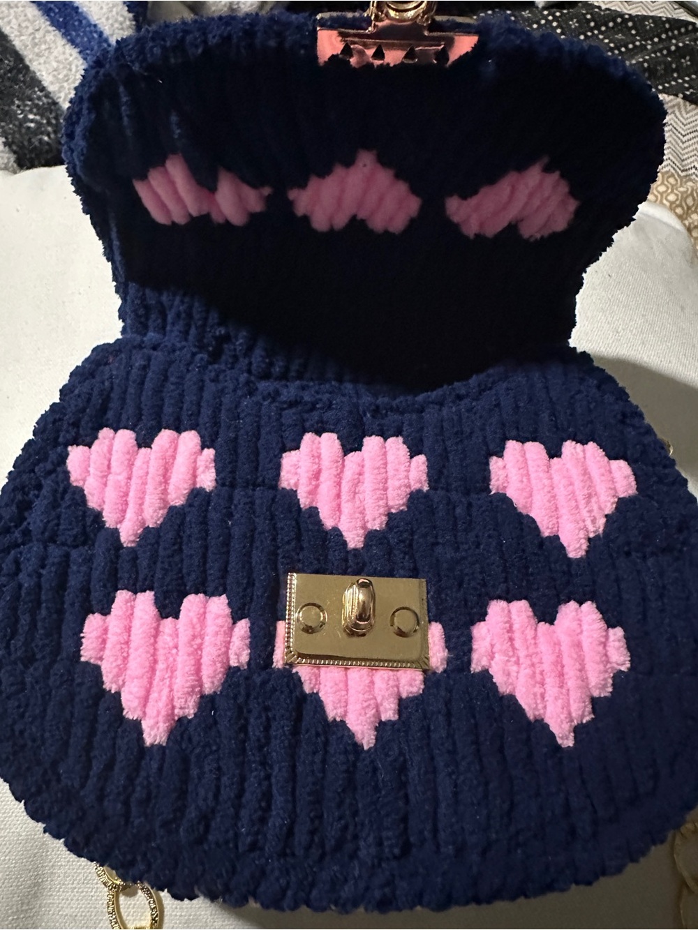 Navy Knit Heart Crossbody handmade Bag with Gold Chain - Picture 4 of 5